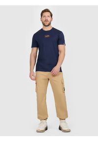 4f - 4F T-shirt regular z nadrukiem męski - granatowy XL. Okazja: na co dzień. Kolor: niebieski. Materiał: bawełna, dzianina. Długość rękawa: krótki rękaw. Długość: krótkie. Wzór: nadruk. Styl: casual #2
