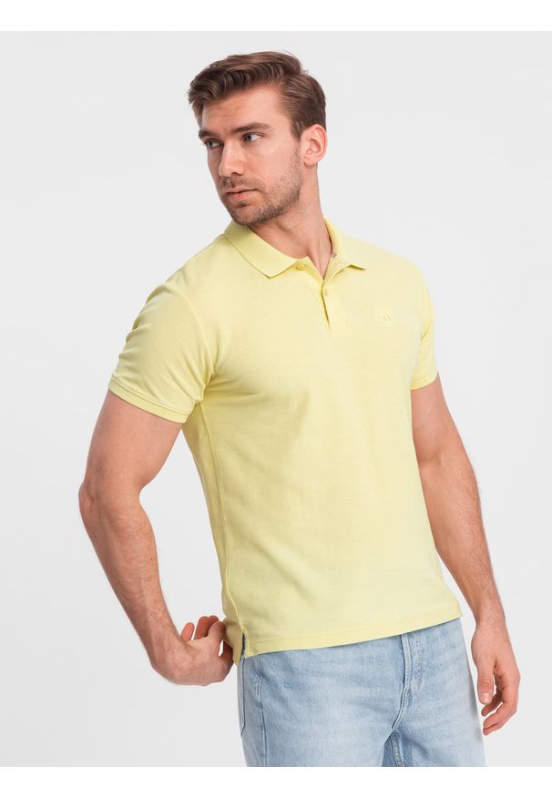 Ombre Clothing - Jednokolorowa koszulka polo męska BASIC z dzianiny pique - żółta V15 - Rozmiar: L. Okazja: na co dzień. Typ kołnierza: polo. Kolor: żółty. Materiał: dzianina. Wzór: jednolity, aplikacja, haft. Styl: casual, sportowy, wizytowy