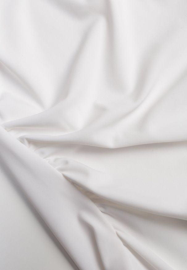 Born2be - Białe Asymetryczne Body Ozdobione Marszczeniem Dinida. Okazja: na co dzień. Kolor: biały. Materiał: jeans. Wzór: aplikacja. Styl: casual, elegancki, klasyczny