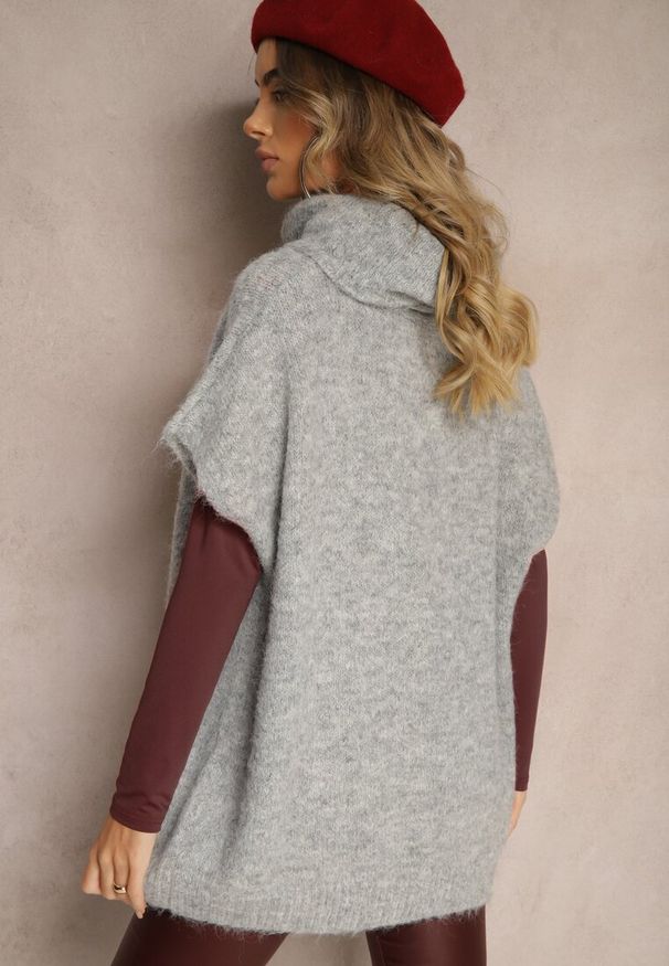 Renee - Jasnoszary Golf z Krótkim Rękawem o Kroju Nietoperza Miadorae. Okazja: na co dzień, na spotkanie biznesowe. Typ kołnierza: golf. Kolor: szary. Długość rękawa: krótki rękaw. Długość: krótkie. Styl: casual, elegancki, biznesowy