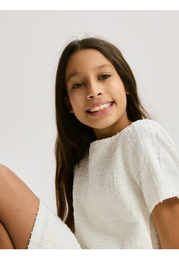 Reserved - Tweedowa sukienka z cekinami - złamana biel. Materiał: dzianina. Typ sukienki: proste