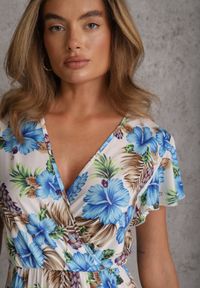 Renee - Niebieska Kopertowa Sukienka z Wiskozą i Gumką w Talii w Tropikalne Kwiaty Chionobe. Okazja: na co dzień, na spacer. Kolekcja: moda ciążowa. Kolor: niebieski. Materiał: wiskoza. Wzór: kwiaty. Sezon: lato. Typ sukienki: kopertowe. Styl: elegancki, wakacyjny, casual #4