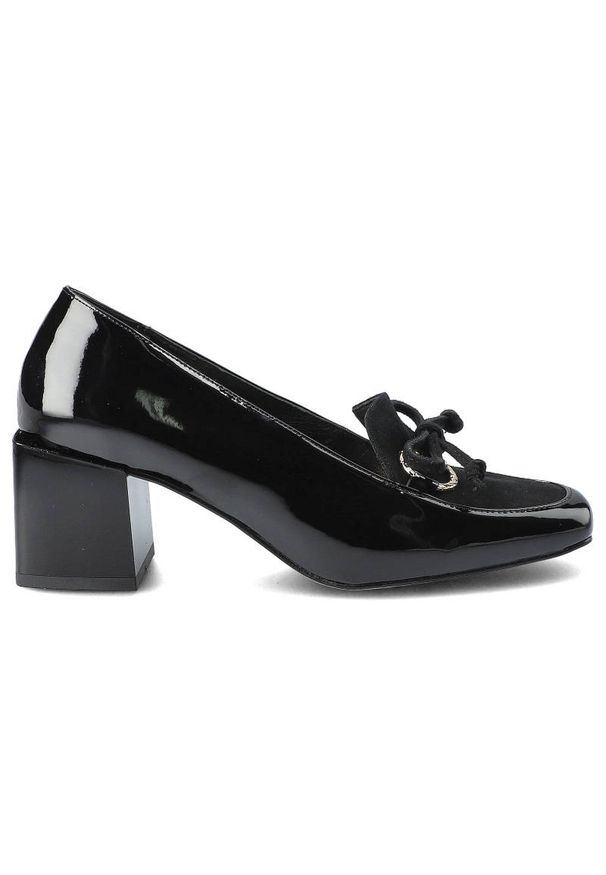 Czarne Półbuty Karino Damskie Eleganckie Buty. Okazja: na spotkanie biznesowe, do pracy. Zapięcie: bez zapięcia. Kolor: czarny. Szerokość cholewki: normalna. Wzór: gładki. Materiał: zamsz, skóra, lakier. Obcas: na obcasie. Styl: elegancki. Wysokość obcasa: średni