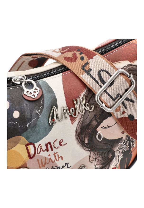 Pomarańczowa Stylowa Damska Torebka Na Ramię Anekke Z Laleczką. Kolor: pomarańczowy. Wzór: napisy, kolorowy, aplikacja. Dodatki: z breloczkiem. Materiał: z tłoczeniem. Styl: elegancki. Rodzaj torebki: na ramię