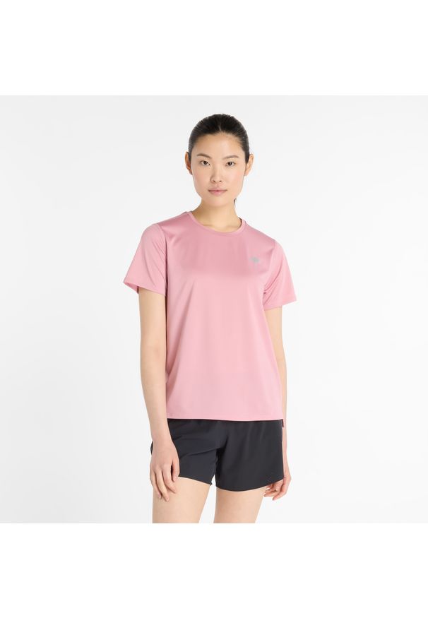 Koszulka damska New Balance WT41222PTF – różowa. Kolor: różowy. Materiał: poliester, materiał. Sport: fitness
