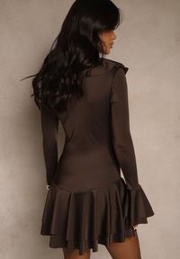 Renee - Brązowa Sukienka o Taliowanym Kroju z Falbanami Tiseania. Okazja: na randkę. Typ kołnierza: dekolt sznurowany, kołnierz z falbankami, dekolt w kształcie V. Kolor: brązowy. Styl: klasyczny #3