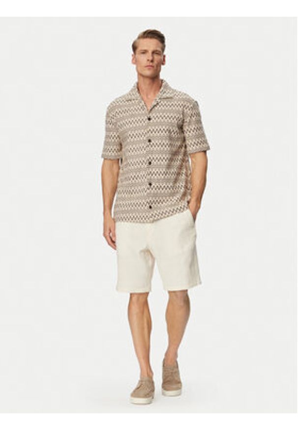 JOOP! Jeans Szorty materiałowe Riv-W 30102887 Kremowy Regular Fit. Kolor: kremowy. Materiał: bawełna