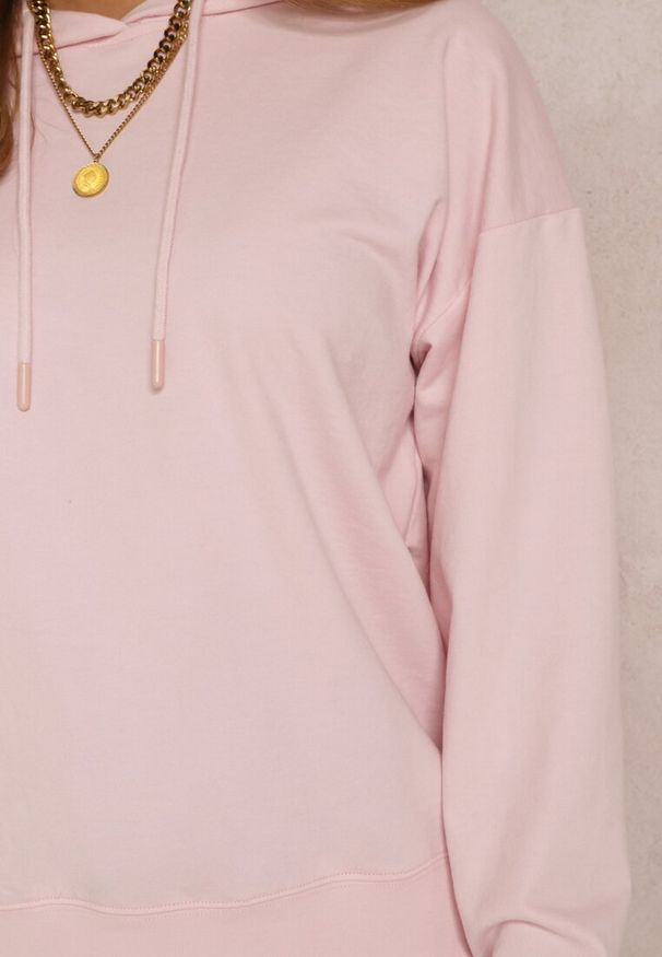 Renee - Jasnoróżowa Bluza Barbythia. Kolor: różowy. Materiał: dzianina, bawełna, jeans. Długość rękawa: długi rękaw. Długość: długie. Wzór: gładki