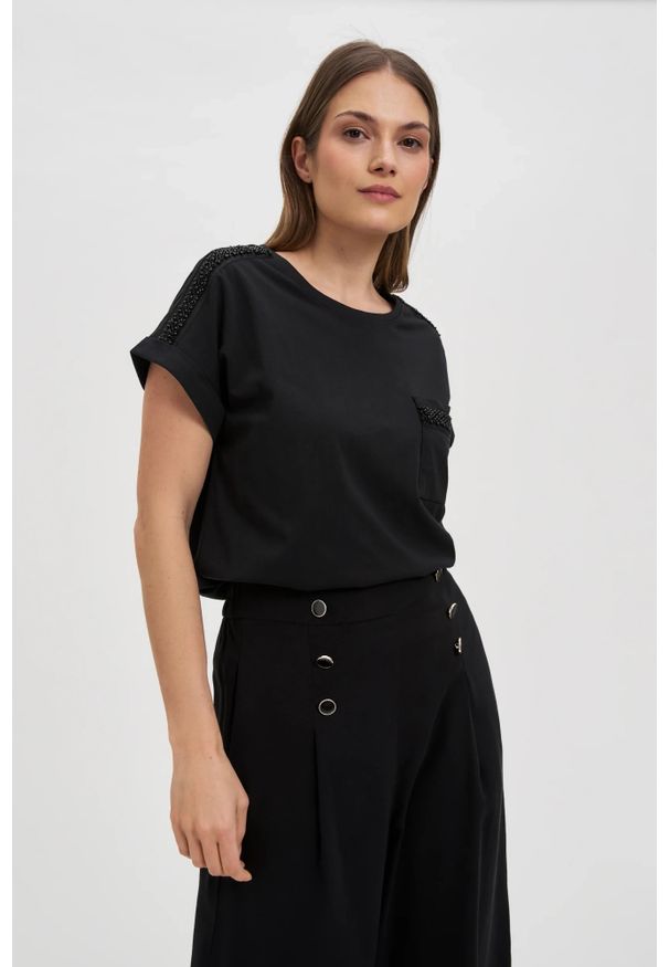MOODO - Bawełniany t-shirt ozdobiony koralikami czarny. Kolor: czarny. Materiał: bawełna. Wzór: aplikacja