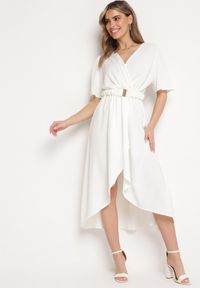Born2be - Biała Rozkloszowana Sukienka Kopertowa z Gumką w Talii i Ozdobnym Paskiem Vasena. Kolor: biały. Typ sukienki: kopertowe. Styl: elegancki #4