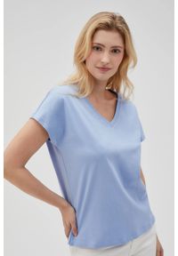 MOODO - Bawełniny t-shirt z dekoltem w serek niebieski. Typ kołnierza: dekolt w serek. Kolor: niebieski. Materiał: bawełna