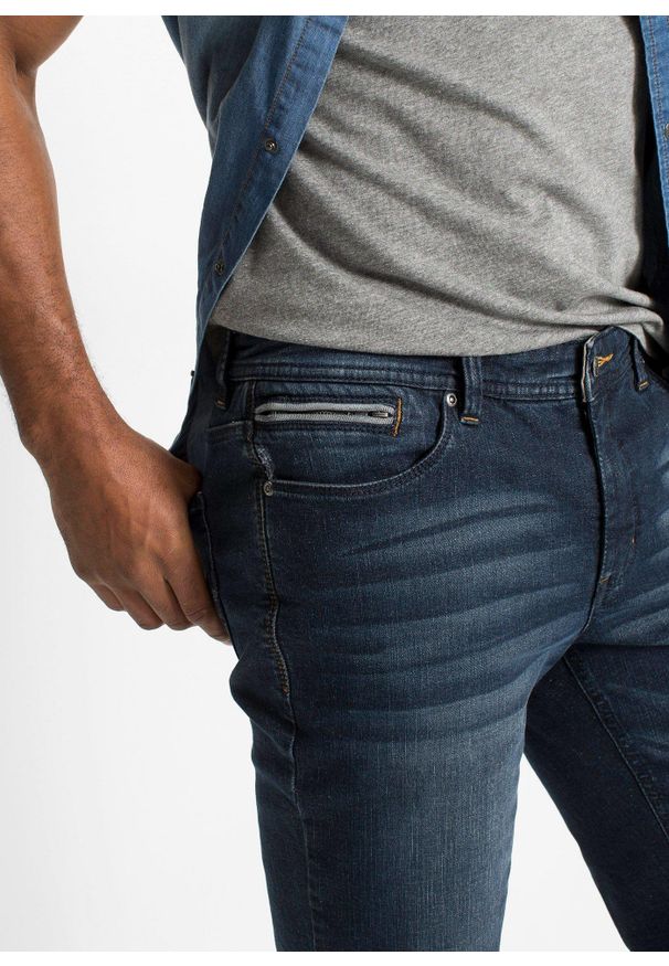 bonprix - Bermudy dżinsowe ze stretchem o kroju slim fit. Kolor: niebieski. Styl: elegancki