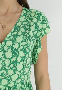 Born2be - Zielona Sukienka Mini z Wiskozy z Falbanką Przy Ramionach i na Dole Jaysing. Kolor: zielony. Materiał: wiskoza. Długość: mini #4