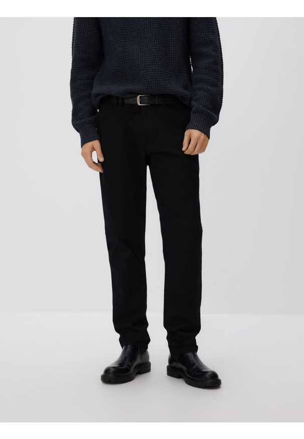 Reserved - Spodnie chino slim z paskiem - czarny. Kolor: czarny. Materiał: tkanina, bawełna