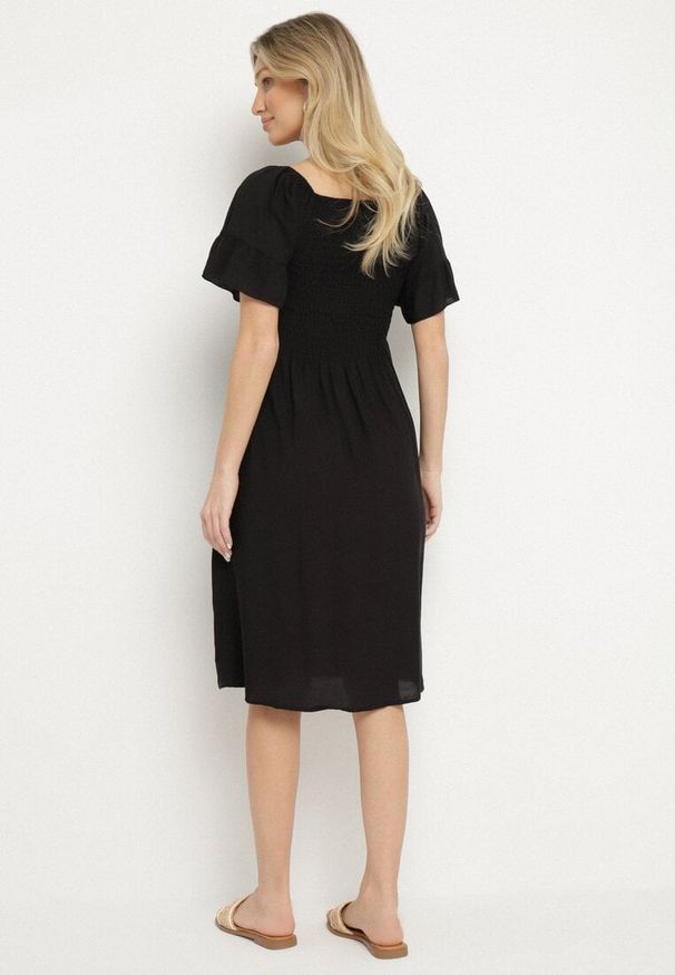 Born2be - Czarna Rozkloszowana Sukienka Bawełniana z Bufiastymi Rękawami i Elastyczną Górą Veliova. Okazja: na co dzień. Kolor: czarny. Materiał: bawełna. Styl: casual, elegancki
