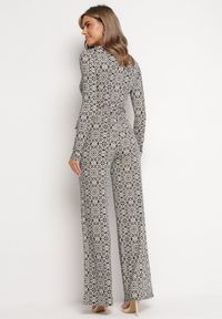 Born2be - Biało-Czarny Wzorzysty Kombinezon z Długim Rękawem i Szerokimi Spodniami z Wiązaniem w Pasie Vilati. Kolor: czarny. Długość rękawa: długi rękaw. Długość: długie. Wzór: geometria. Styl: elegancki #4