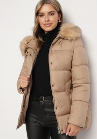 Born2be - Ciemnobeżowa Pikowana Kurtka Zimowa z Kieszeniami i Kapturem z Odpinanym Kołnierzem Ilisha. Okazja: na co dzień, na spacer. Kolor: beżowy. Materiał: dzianina, wełna, jeans, futro. Sezon: zima. Styl: casual, elegancki #5