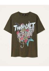 TwinSet - TWINSET - Zielony t-shirt z nadrukiem logo. Kolor: zielony. Materiał: bawełna. Długość rękawa: krótki rękaw. Wzór: nadruk. Styl: rockowy #5