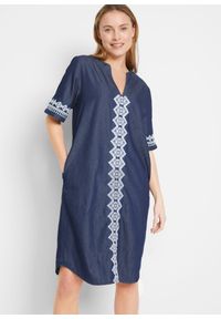 bonprix - Sukienka tunikowa dżinsowa z haftowanym nadrukiem. Kolor: niebieski. Wzór: haft, nadruk
