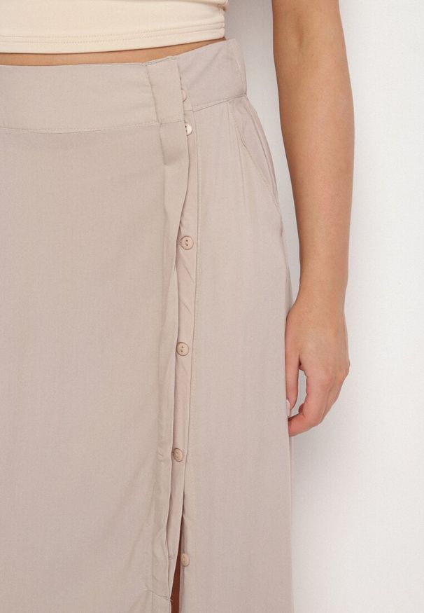 Born2be - Ciemnobeżowa Spódnica z Wiskozy o Rozkloszowanym Kroju Galinelle. Okazja: na co dzień. Kolor: beżowy. Materiał: wiskoza. Styl: elegancki, casual