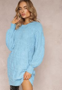 Renee - Niebieski Długi Sweter Oversize z Wypukłym Splotem All Over Somet. Kolor: niebieski. Długość: długie. Wzór: ze splotem. Styl: elegancki