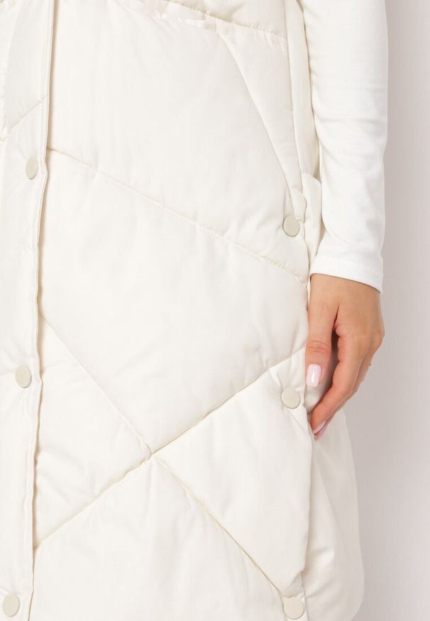 Born2be - Jasnobeżowa Długa Kamizelka z Nieodpinanym Kapturem i Wsuwanymi Kieszeniami Almanessa. Kolor: beżowy. Długość: długie. Wzór: aplikacja