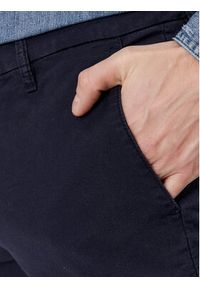 Guess Spodnie materiałowe M4RB29 WFYTA Granatowy Slim Fit. Kolor: niebieski. Materiał: bawełna #3