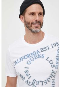 Guess t-shirt bawełniany kolor biały z nadrukiem. Kolor: biały. Materiał: bawełna. Długość rękawa: krótki rękaw. Długość: krótkie. Wzór: nadruk. Styl: klasyczny #4
