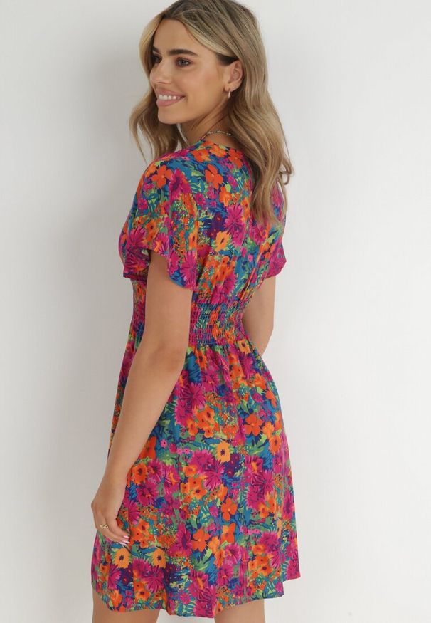 Born2be - Różowo-Granatowa Sukienka Mini z Szeroką Gumką w Talii i Kopertowym Dekoltem Nevun. Typ kołnierza: dekolt kopertowy. Kolor: różowy. Materiał: wiskoza. Wzór: kwiaty, aplikacja, kolorowy. Sezon: lato. Typ sukienki: kopertowe. Długość: mini