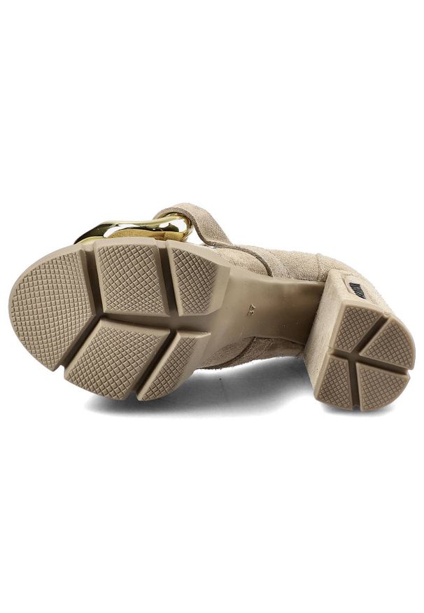 Półbuty damskie Carinii, wsuwany fason typu mokasyny cholewka ze skóry naturalnej zamszowej masywna platforma wysoki stabilny obcas typu słupek ozdob. Okazja: na imprezę, do pracy, na spotkanie biznesowe. Kolor: beżowy. Szerokość cholewki: normalna. Wzór: napisy. Materiał: skóra, zamsz. Sezon: wiosna, lato. Obcas: na obcasie, na słupku. Styl: biznesowy, elegancki. Wysokość obcasa: średni