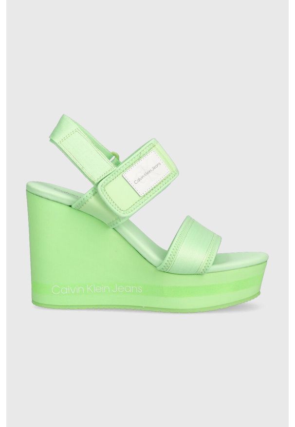 Calvin Klein Jeans sandały WEDGE SANDAL BADGE damskie kolor zielony na koturnie YW0YW01028. Zapięcie: rzepy. Kolor: zielony. Materiał: materiał, guma. Wzór: gładki. Obcas: na koturnie