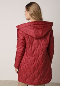 Born2be - Czerwona Pikowana Kurtka Przejściowa Parka z Kapturem o Długim Kroju z Ozdobą Isaline. Okazja: na co dzień. Typ kołnierza: kaptur. Kolor: czerwony. Materiał: poliester, dresówka. Długość: długie. Wzór: aplikacja. Styl: casual, klasyczny #2