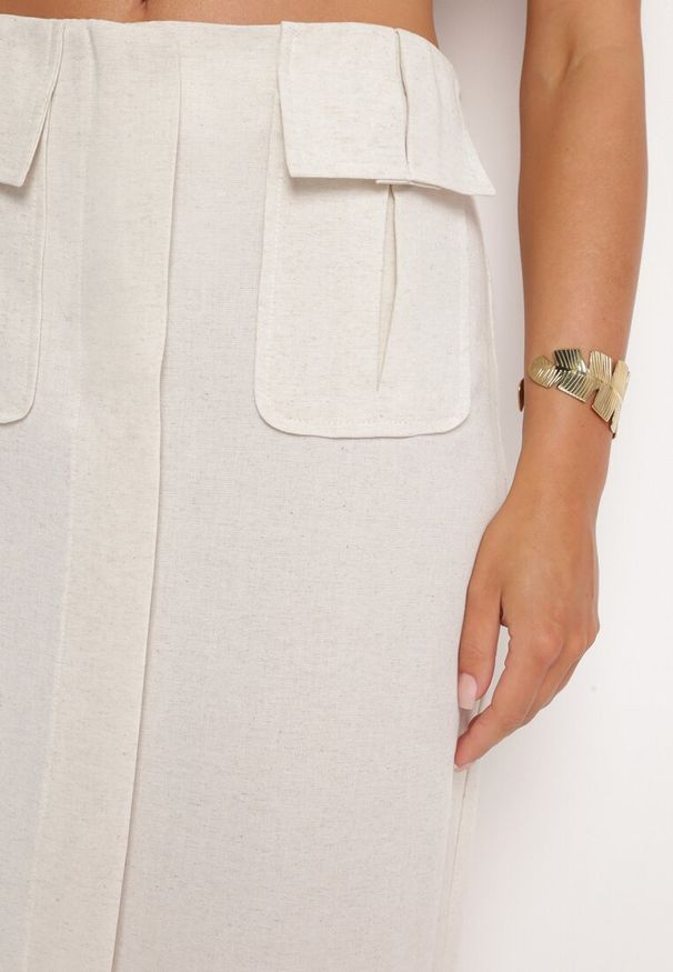 Born2be - Jasnobeżowa Trapezowa Spódnica z Rozcięciem i Kieszeniami Nestala. Okazja: na co dzień. Kolor: beżowy. Materiał: jedwab. Styl: casual, elegancki