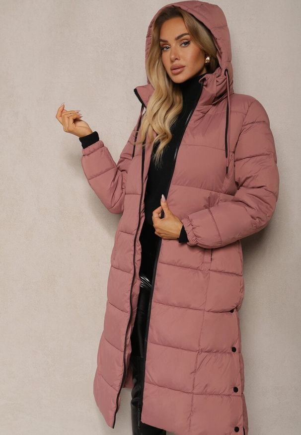 Renee - Różowa Zimowa Kurtka z Pikowanymi Przeszyciami i Kapturem z Możliwością Odpięcia Sanrinna. Okazja: na co dzień. Kolor: różowy. Materiał: polar, jeans. Długość rękawa: długi rękaw. Długość: długie. Sezon: zima. Styl: elegancki, casual