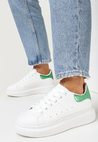 Born2be - Biało-Zielone Sneakersy Sondos. Nosek buta: okrągły. Kolor: biały. Materiał: skóra ekologiczna. Szerokość cholewki: normalna. Obcas: na platformie #1