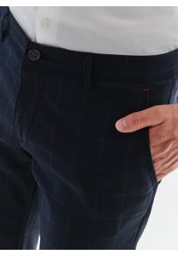 Pako Lorente - PAKO LORENTE – Granatowe spodnie męskie DORJE w delikatną kratę P000B-WX-213-G. Kolor: niebieski. Długość: długie. Styl: elegancki #9