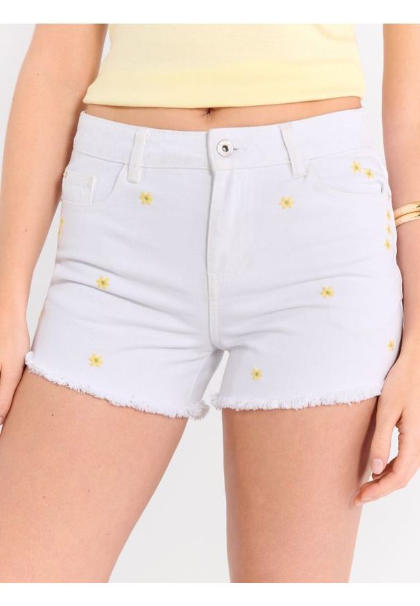 Sinsay - Szorty jeansowe z haftowanym kwiatkami - biały. Kolor: biały. Materiał: jeans. Wzór: kwiaty, haft