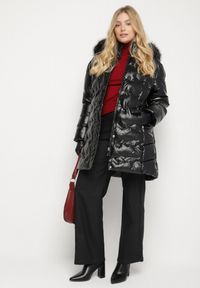 Born2be - Czarna Pikowana Kurtka z Kapturem z Futrem i Wiązanym Paskiem Zenilka. Okazja: na co dzień. Typ kołnierza: kaptur. Kolekcja: plus size. Kolor: czarny. Materiał: futro. Styl: casual, elegancki