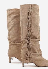 Born2be - Ciemnobeżowe Marszczone Kozaki z Imitacji Zamszu na Niskiej Szpilce z Frędzlami Linonra. Okazja: na randkę. Zapięcie: bez zapięcia. Kolor: beżowy. Materiał: zamsz. Wzór: aplikacja. Sezon: zima, jesień. Styl: klasyczny, elegancki #4