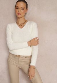Renee - Biały Sweter Wełniany Aegiopis. Okazja: na co dzień. Typ kołnierza: dekolt w kształcie V. Kolekcja: plus size. Kolor: biały. Materiał: wełna. Styl: klasyczny, wizytowy, casual, elegancki