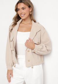 Born2be - Beżowa Kurtka ze Stójką i Ozdobnymi Guzikami Ściągana w Pasie Troczkiem Basalle. Okazja: na co dzień. Typ kołnierza: kołnierzyk stójkowy. Kolor: beżowy. Materiał: jeans. Styl: casual, elegancki #2