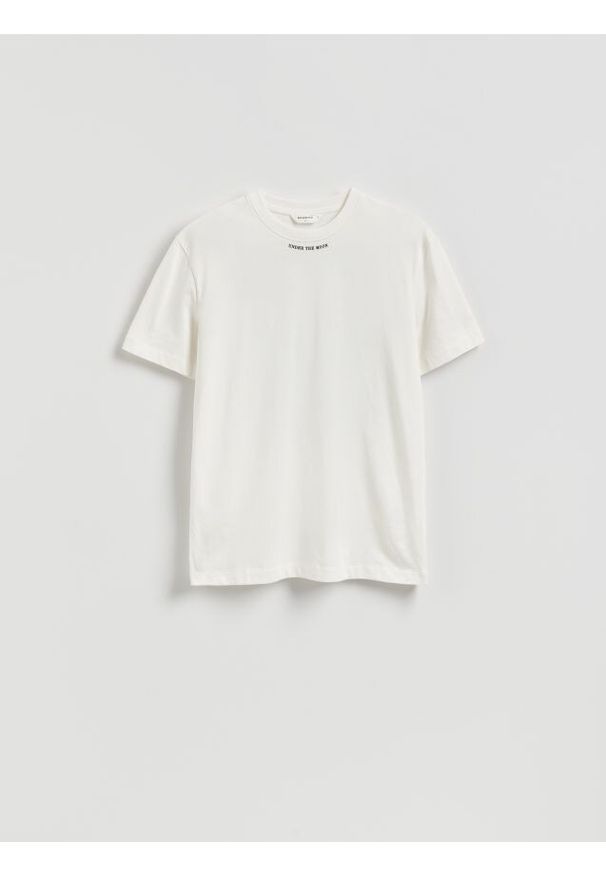 Reserved - T-shirt regular z nadrukiem na plecach - złamana biel. Materiał: bawełna, dzianina. Wzór: nadruk