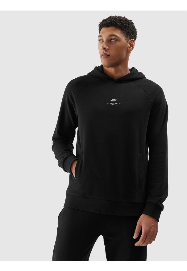 4f - 4F Bluza dresowa nierozpinana z kapturem z bawełny organicznej męska - czarna XL. Okazja: na co dzień. Typ kołnierza: kaptur. Kolor: czarny. Materiał: bawełna, dresówka. Długość rękawa: raglanowy rękaw. Wzór: nadruk, gładki, ze splotem. Styl: casual, sportowy