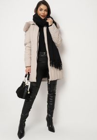 Born2be - Beżowa Kurtka z Pionowymi Pikowanymi Przeszyciami i Kapturem z Futrem Wiązana w Pasie Leoriya. Okazja: na co dzień. Kolor: beżowy. Materiał: futro. Styl: casual #2