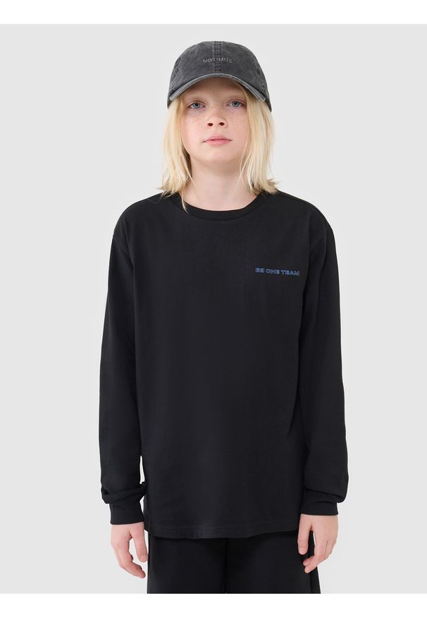 4f - 4F Longsleeve regular z nadrukiem chłopięcy - czarny 140 (9-10 lat). Okazja: na co dzień. Kolor: czarny. Materiał: bawełna, dzianina, jersey. Długość rękawa: długi rękaw. Długość: długie. Wzór: nadruk. Sezon: lato. Styl: casual, sportowy, klasyczny