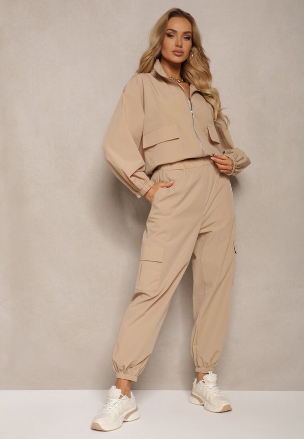 Renee - Beżowy Komplet Dresowy Spodnie Bojówki z Gumką w Pasie i Bluza na Suwak Zakończona Ściągaczem na Dole Tiazena. Kolor: beżowy. Materiał: dresówka