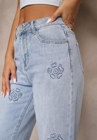 Renee - Niebieskie Szerokie Jeansy High Waist Zdobione Wzorem w Kwiaty Firedis. Okazja: na co dzień. Stan: podwyższony. Kolor: niebieski. Wzór: aplikacja, kwiaty. Sezon: lato, wiosna. Styl: elegancki, casual