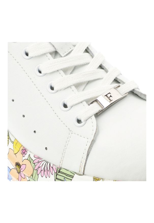 Sneakersy damskie Filippo, cholewka ze skóry naturalnej licowej z klasycznym sznurowaniem i delikatną perforacją po bokach, masywna platforma z dekor. Okazja: na co dzień. Kolor: biały. Materiał: skóra. Szerokość cholewki: normalna. Wzór: gładki, nadruk, kolorowy, kwiaty. Obcas: na platformie