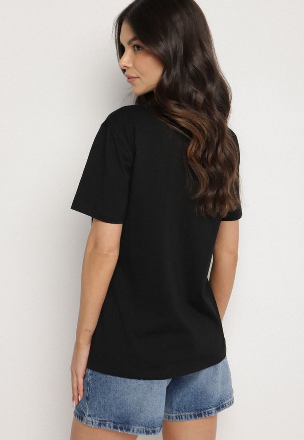 Born2be - Czarny Bawełniany T-shirt Ozdobiony Nadrukiem Nelltaria. Okazja: na co dzień. Kolor: czarny. Materiał: bawełna. Wzór: nadruk, aplikacja. Sezon: lato, wiosna. Styl: elegancki, casual