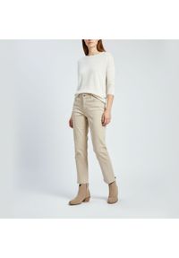 Botki damskie Armodo, cholewka ze skóry naturalnej zamszowej z dekoracyjnym przeszyciem inspirowanym stylem western, stabilny obcas o średniej wysoko. Zapięcie: zamek. Kolor: beżowy. Materiał: zamsz, skóra. Szerokość cholewki: normalna. Obcas: na obcasie. Wysokość obcasa: średni #6